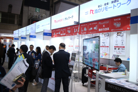 한국SW산업협회는 12일까지 일본 도쿄 빅사이트에서 열리는 현지 최대 IT박람회 '일본 IT위크 스프링2017(SW·앱 개발 전시회)'에 알서포트 등 9개 SW기업이 참여한 한국공동관을 운영한다고 10일 밝혔다. 일본 IT 관계자들이 알서포트 부스를 방문해 상품 설명을 듣고 있다.  SW산업협회 제공